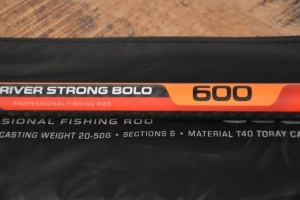 Lansetă Benzar River Strong Bolo 6m 20–50g din carbon Toray 40T, cu acțiune rapidă și rezervă mare de putere, concepută pentru pescuit pe râuri cu debit rapid și control sigur în dril.