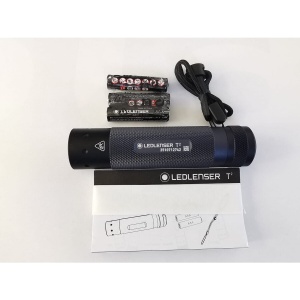 Lanterna Ledlenser T2 T Squared 25Yrs Edition – lanternă LED compactă, puternică și extrem de rezistentă, cu 240 lumeni, design premium Smokey Blue și garanție 25 de ani.