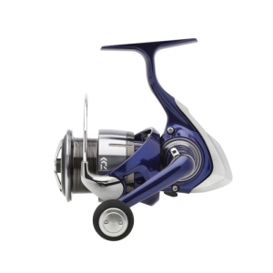 Mulineta Daiwa 24 Emcast BR LT cu sistem Bite’n’Run, rotor Airdrive, frână ATD și tambur LC-ABS, concepută pentru pescuit la crap și feeder.