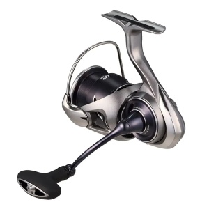 Mulineta Daiwa 25 Caldia FC LT – Corp Zaion V monocoque, Airdrive Design, MagSealed și frână ATD pentru control perfect și performanță superioară la spinning.
