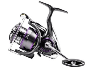 Daiwa 25 Prorex V LT – corp Zaion V, rotor Airdrive, 6 rulmenți, ATD Type-L, Tough Digigear, ABS Long Cast, clip Perfect LS. Ultra ușoară și ideală pentru spinning la răpitori.