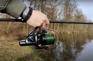 Mulineta Daiwa Emblem 45 SCW QD SD – mulinetă Big Pit cu tambur Super Deep, Quick Drag și capacitate mare pentru pescuit la distanță extremă