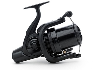 Mulineta Daiwa Emblem 45SCW QD 6000 Big Pit – cursă tambur 45mm, SCW, Quick Drag și construcție robustă pentru lansări extreme.