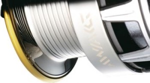 Mulineta Daiwa Emblem Pro 5000 – Big Pit pentru pescuit la crap, cu Wormshaft, CRBB și tambur ABS pentru lansări lungi și control perfect.