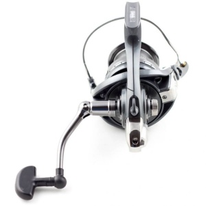 Mulineta Daiwa Emcast 5000LDA – surfcasting fiabil, tambur long cast și construcție robustă pentru lansări la distanță mare.