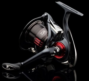 Mulineta Daiwa Tournament QD cu MagSealed, Tough Digigear și frână Quick Drag, dedicată pescuitului feeder și match de competiție.