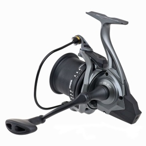 Mulinetă Formax Aries Long Cast 6500 – Vedere de profil evidențiind tamburul long cast din aluminiu, clipsurile metalice duble și manivela de forță pentru control total.