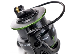Mulinetă Formax Shadow Feeder 4000 – Design modern și ușor (269g) cu 4+1 rulmenți, tambur metalic Long Cast și clips rotund metalic pentru precizie în pescuitul la feeder.