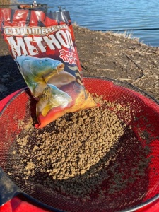 Nada Benzar Mix Method Comercial 800g – nadă special creată pentru lacuri comerciale, cu micropelete și făinuri de pește grase, ideală pentru atragerea și selecția crapului mare pe iazuri private.