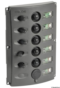 Panou electric 12V Seaworld Osculati din PVC gri inchis cu sigurante automate, IP65 si suruburi ascunse, disponibil in variante cu 4, 5+USB si 6 canale.