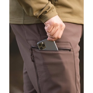 Pantaloni de vânătoare bărbați Blaser Chase Softshell Dark Brown hidrofugi cu aerisiri laterale.