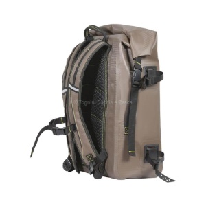 Rucsac Trabucco Seal Storm Roll Top Backpack 25L – rucsac impermeabil cu închidere ermetică, ideal pentru pescuit spinning, barcă, kayaking și activități outdoor în condiții extreme.