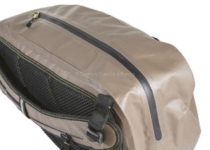 Rucsac Trabucco Seal Storm Sling Pack 20L – rucsac impermeabil tip sling, cu acces lateral rapid și organizare eficientă, ideal pentru spinning, street fishing și pescuit în mișcare.