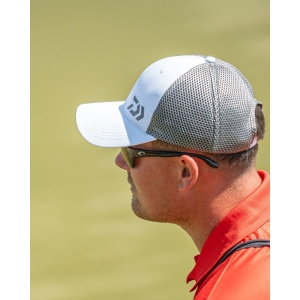 Șapcă tehnică de pescuit Daiwa Pro Performance White/Grey – Model original cu plasă ventilată în spate, margini elastice interioare și logo premium brodat D-Vec, ideală pentru protecție solară la spinning și crap