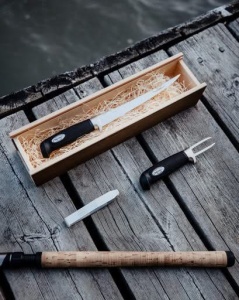 Set filetat Marttiini – Kit complet cu cuțit de 19cm, furcă și pensetă pentru oase, prezentat în cutie de lemn premium.
