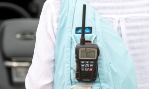 Stație radio maritimă VHF portabilă Cobra BlueBound 150 flotabilă cu încărcare USB-C.