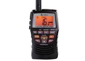Statie VHF portabila Cobra Marine MR HH 150 FLTE 3W corp plutitor cu ecran LCD iluminat si etanseitate IPX7.