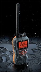 Statie VHF portabila Cobra Marine MR HH 350 FLT EU 6W cu functie BURP corp plutitor si etanseitate IPX7.