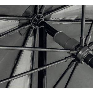 Umbrelă profesională pentru pescuit staționar Trabucco GNT Match PE cu diametrul de 250cm, realizată din material impermeabil cu cusături termosudate, spițe elastice din fibră de sticlă de 8mm, bară de oțel și kit complet de cuie și sfori de ancorare incl