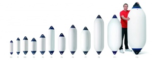 Gamă completă de baloane de protecție pentru acostare Polyform seria F Heavy Duty de culoare albă, fabricate în Norvegia prin tehnologia originală de rotoformare monobloc, echipate cu urechi de prindere ranforsate structural și supape etanșe V-10, disponi
