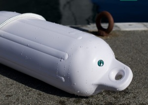 Gamă completă de baloane albe de protecție pentru acostare Polyform seria G (modele de la G1 la G6), fabricate în Norvegia dintr-o singură bucată de PVC marin prin rotoformare, prevăzute cu nervuri de rigidizare longitudinale și ochiuri duble întărite.
