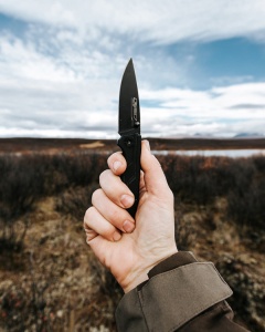 Briceag Marttiini Black 7 Folding Knife – Lamă de 7cm din oțel cromat, sistem de blocare liner lock și mâner durabil din compozit G10 cu clip de prindere.