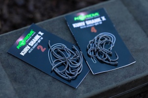 Carlige Korda Essentials Kurv X Barbed 10 buc din sarma forjata X-Strong cu tija curbata si ochet la 28 de grade.