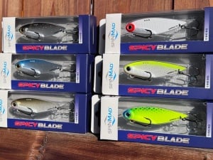 Cicadă Spinmad Spicy Blade King 7.2cm 24g – detaliu sistem de reglaj cu 3 puncte și ancore VMC.