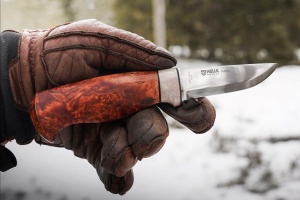 Cuțit Helle Audun Limited Edition 2024 – Piesă de colecție cu lamă de 88mm din oțel H3LS, mâner din mesteacăn creț, corn de ren și teacă de piele decorată.