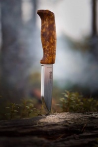 Cutit Helle Gaupe 12C27 cu lama inox de 107mm si maner din mesteacan buclat, livrat cu teaca din piele naturala