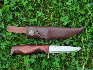 Cutit Helle Speider cu lama Sandvik 12C27 de 90mm si garda dubla de siguranta, livrat cu teaca protectoare.