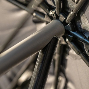 Umbrelă Pătrată Daiwa Square Umbrella 250cm – Detaliu structură flexibilă din fibră de sticlă, material 210D Nylon impermeabil și inele D pentru ancorare sigură pe mal.