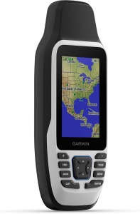 Garmin GPSMAP 79s – dispozitiv portabil pentru navigație marină, flotabil, rezistent IPX7, cu ecran color lizibil în soare, compatibil GNSS multiplu, busolă 3 axe, memorie 8 GB și autonomie 19 ore. Ideal pentru navigație, pescuit și explorare marină