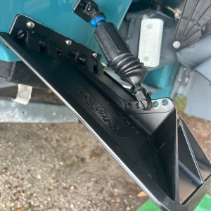 Trim Tabs automate Nauticus Smart Tabs SX – Kit complet de flapsuri din compozit și pistoane cu azot (variante 40BL, 60BL, 80BL) pentru stabilizarea și planarea rapidă a ambarcațiunilor cu motor