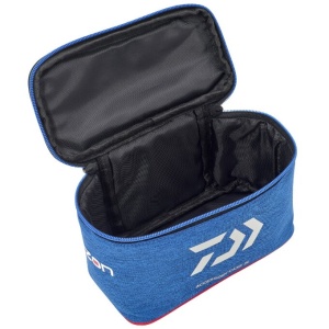 Geanta Accesorii Daiwa N'Zon Accessory Case 21x12x10cm deschisă cu compartimentul căptușit vizibil.