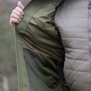Jacheta de vanatoare Blaser Striker Dark Olive cu Cordura, membrana impermeabila si ventilatie pentru utilizare intensiva in teren.