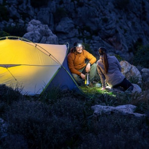 Lanternă frontală profesională Ledlenser H9R 2200 lumeni cu senzori inteligenți Adaptive Light Beam, lumină RGB și protecție IP67.