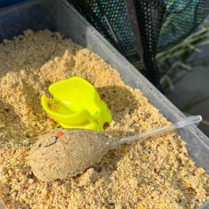 Momitor Cralusso Big Rocket Method cu matriță, capacitate mărită de nadă și sistem DART pentru lansări lungi, precise și pescuit method de performanță.