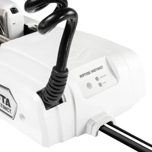 Motor electric premium alb de proovă Minn Kota Riptide Instinct QUEST™ cu forță de 90/115lb și ax lung de 182cm, echipat cu tehnologie brushless, mecanism complet automat Auto Stow & Deploy, protecție saltwater avansată și telecomandă wireless cu ecran LC