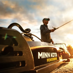 Motor electric de trolling pentru proza bărcii Minn Kota PowerDrive 45lb 12V cu lungimea axului de 137cm, echipat cu sistem de poziționare GPS, funcție de ancoră digitală Spot-Lock, elice anti-vegetație și micro telecomandă wireless inclusă.