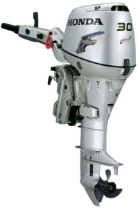 Motor barcă Honda BF30DK2 LHGU 30CP cu cizmă lungă 552 mm, comandă la echer, pornire electrică, sistem PGM-IG, rezervor 25 L și elice din aluminiu cu 3 pale.