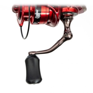 Mulineta Benzar River Bolo 1000, ultra light 181g, cu tambur din aluminiu și maner CNC, proiectată pentru bologneza și spinning UL, oferind rulaj fluid și control precis al firului.