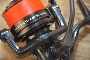 Mulineta Carp Expert Max2 Spod 6000 pentru nădire, cu tambur metalic cu două clipsuri, recuperare rapidă 120 cm pe tură și fir textil inclus.