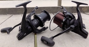 Mulineta Carp Expert Neo Cast 150+ pentru pescuit la crap, cu tambur long cast conic și capacitate mare de fir, ideală pentru lansări extreme peste 150 metri