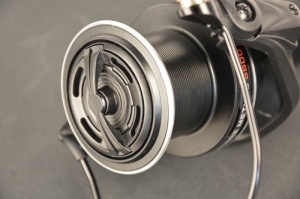Mulineta Carp Expert Score Method Reel cu tambur Long-Cast extra-lat, frână precisă și recuperare rapidă, concepută pentru feeder greu și lansări la distanță.