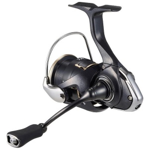 Mulinetă Daiwa 26 Freams LT – Detaliu de design modern cu finisaj argintiu-titan, evidențiind noul Airdrive Rotor și manivela ergonomică din aluminiu prelucrat mecanic.