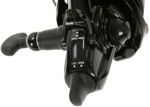 Mulineta Daiwa Emblem BR 25A free spool cu tambur 25 mm, long cast și recuperare peste 1 m pe tură, concepută pentru pescuit la distanță mare