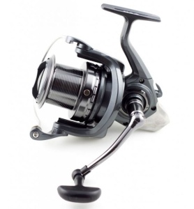 Mulineta Daiwa Emcast 5000LDA – surfcasting fiabil, tambur long cast și construcție robustă pentru lansări la distanță mare.