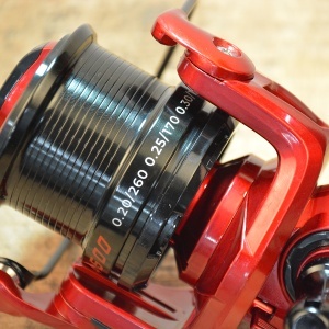 Mulinetă feeder Carp Expert Uni Method 2 4500 cu tambur metalic și clips rotund.