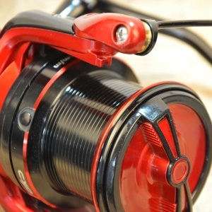 Mulinetă feeder Carp Expert Uni Method Long Cast 2 6500 cu tambur conic din aluminiu și frână rapidă.